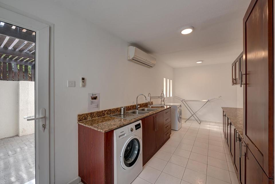 J5 Four Bedroom Villa Holiday Home In Al Wasl For Families Onlyドバイ エクステリア 写真